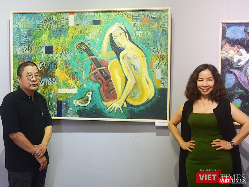 Họa sĩ Tô Chiêm (bên trái ảnh) chụp cùng với người hâm mộ bức "Nỗi niềm thương nhớ"