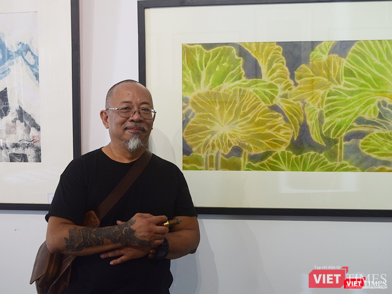 Họa sĩ Bùi Việt Dũng bên các tác phẩm đang trưng bày tại "Tứ diện cũ"
