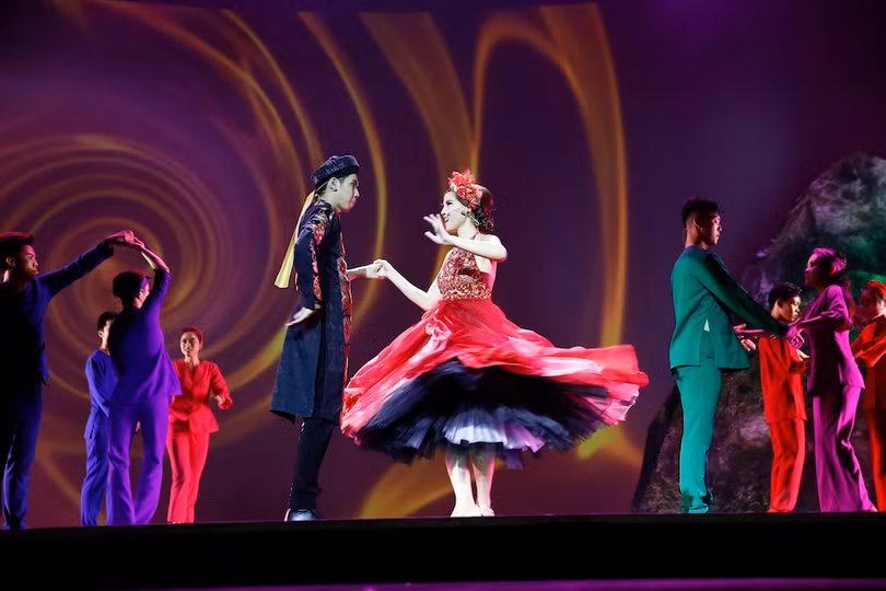 Cảnh trong vở nhạc kịch "Chuyện tình nàng Giáng Hương"