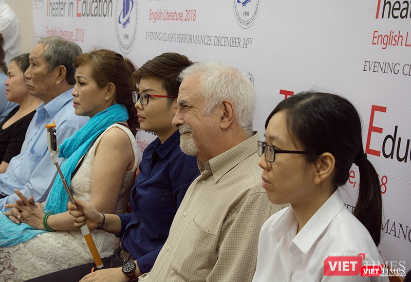 Thầy Robert Goldberg, giáo viên người Mỹ hài lòng theo dõi các vở kịch trên hàng ghế khán giả Thầy Robert Goldberg, giáo viên người Mỹ hài lòng theo dõi các vở kịch trên hàng ghế khán giả