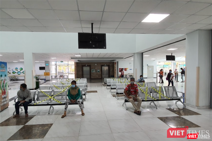 Bệnh viện có biện pháp tác động để mọi người luôn giữ khoảng cách nhất định (Ảnh: BVCC) Bệnh viện có biện pháp tác động để mọi người luôn giữ khoảng cách nhất định (Ảnh: BVCC)