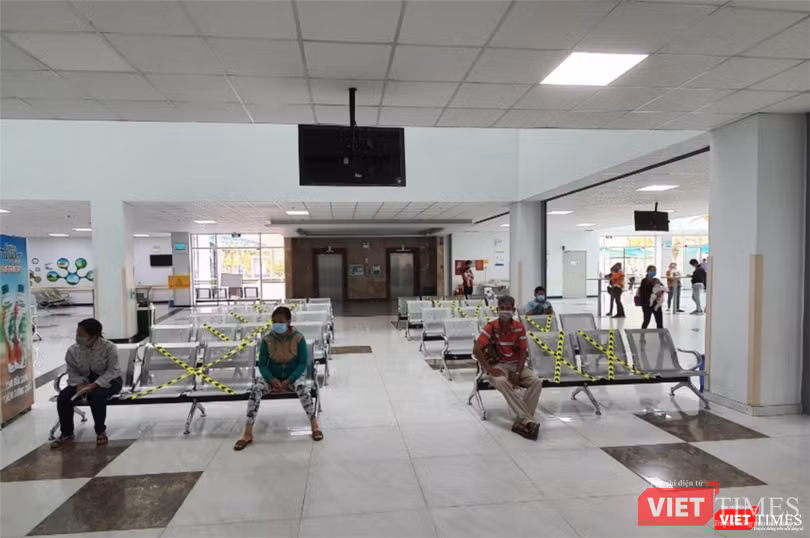 Bệnh viện có biện pháp tác động để mọi người luôn giữ khoảng cách nhất định (Ảnh: BVCC) 