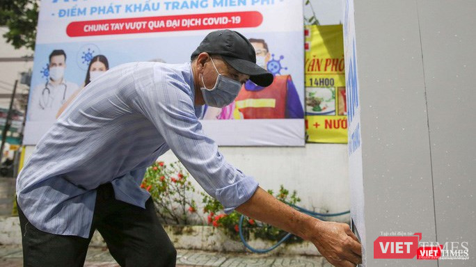 Người nhận khẩu trang sẽ đứng trước "ATM khẩu trang" để camera nhận mặt và nhả quà tặng (Ảnh: NVCC) Người nhận khẩu trang sẽ đứng trước "ATM khẩu trang" để camera nhận mặt và nhả quà tặng (Ảnh: NVCC)