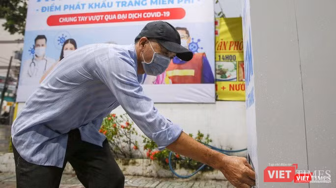 Người nhận khẩu trang sẽ đứng trước "ATM khẩu trang" để camera nhận mặt và nhả quà tặng (Ảnh: NVCC)