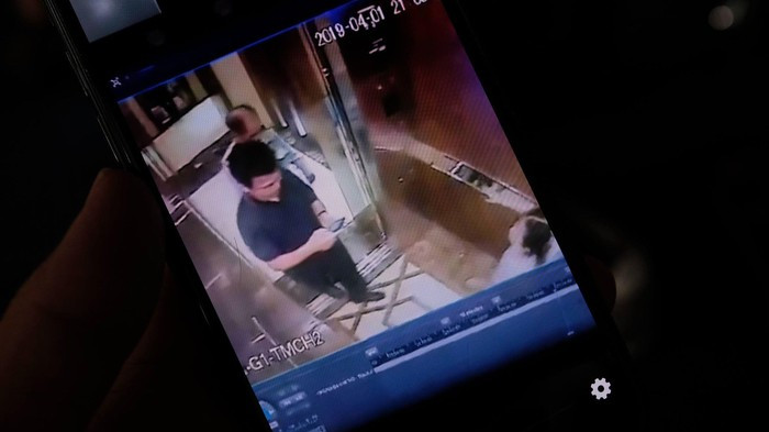 Camera an ninh ghi lại thời điểm xảy ra vụ việc vào khoảng 21 giờ ngày 1/4 nhưng đến chiều tối 2/4 thì được một tài khoản đưa lên trang facebook công khai, khiến cộng đồng mạng phẫn nộ