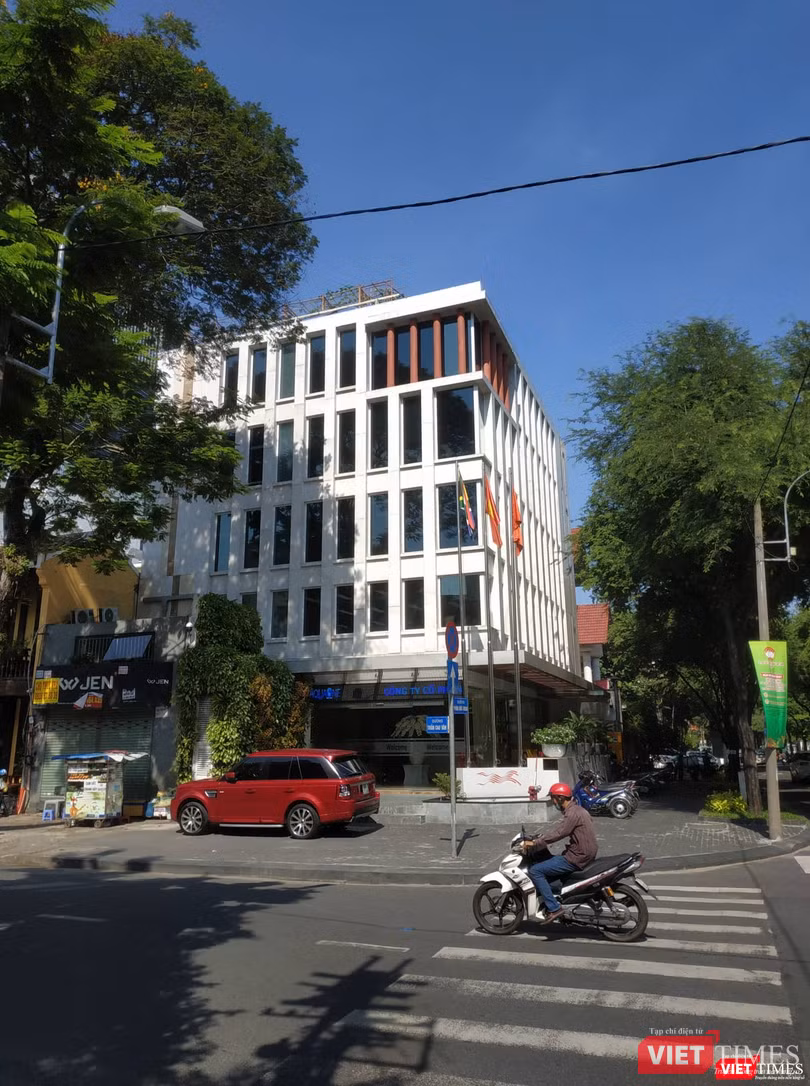 Căn nhà 19 Phùng Khắc Khoan (ngã tư Phùng Khắc Khoan - Trần Cao Vân) mà bà Đỗ Thị Kim Liên đã bán cho VASS với giá 380 tỷ đồng. Đây hiện cũng là nơi Công ty CP Nước Aqua One đặt văn phòng. Với diện tích 291,68 m2, tạm tính, khu đất (kèm theo cả công trình nhà) mà "shark" Liên đã bán cho VASS có giá khoảng 1.305 triệu đồng/m2. Căn nhà 19 Phùng Khắc Khoan (ngã tư Phùng Khắc Khoan - Trần Cao Vân) mà bà Đỗ Thị Kim Liên đã bán cho VASS với giá 380 tỷ đồng. Đây hiện cũng là nơi Công ty CP Nước Aqua One đặt văn phòng. Với diện tích 291,68 m2, tạm tính, khu đất (kèm theo cả công trình nhà) mà "shark" Liên đã bán cho VASS có giá khoảng 1.305 triệu đồng/m2.