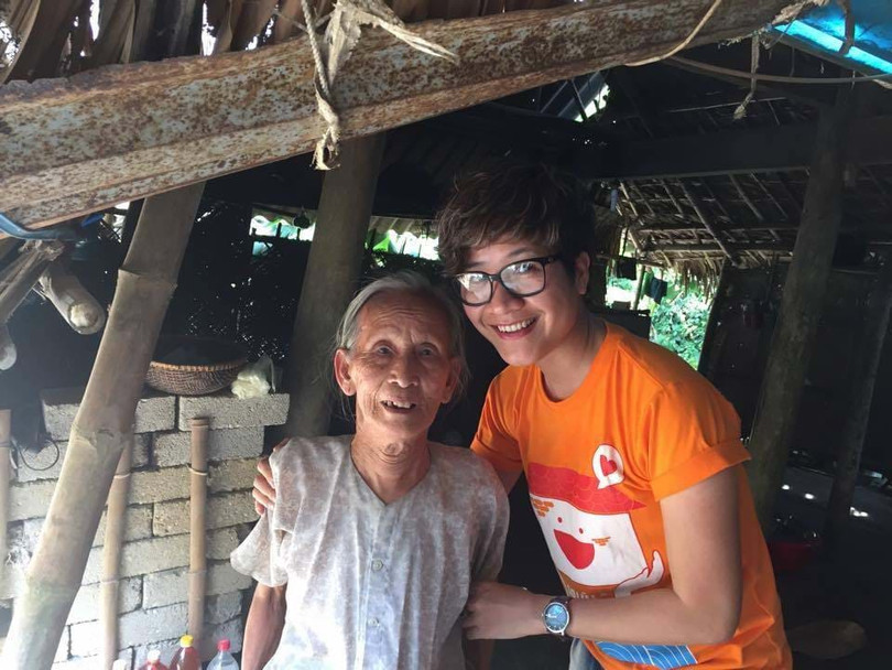 Phạm Thị Hương Giang gặplaij cụ bà Hồ Thị Nga - người được Nhà chống lũ xây nhà trong đợt thí điểm tháng 11.2013. Cụ bà chính là người đã phải nén đau đớn ôm xác cụ ông suốt 10 ngày trên xà nhà, chờ nước lũ rút. Gặp lại, ánh mắt cụ vui hơn rất nhiều.