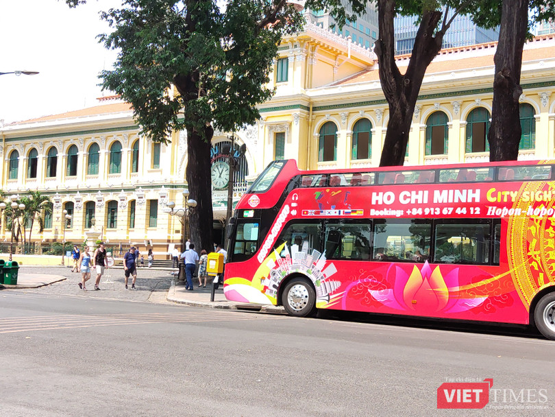 Ghé thăm Bưu điện Trung tâm, một số du khách chưa đeo khẩu trang phòng dịch (Ảnh: Hòa Bình) Ghé thăm Bưu điện Trung tâm, còn một số du khách chưa hợp tác đeo khẩu trang phòng dịch (Ảnh: Hòa Bình)