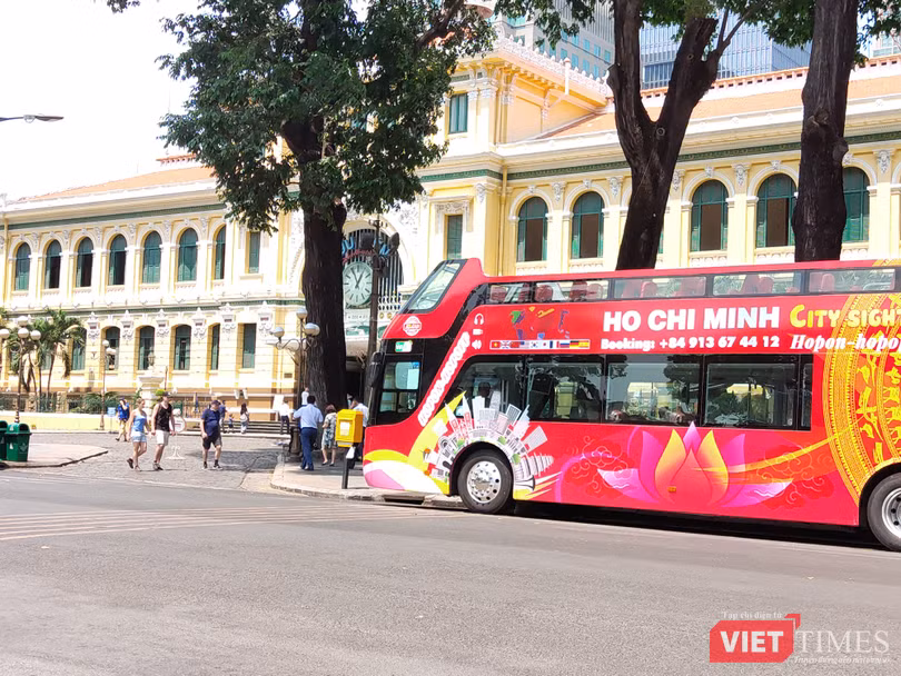 Ghé thăm Bưu điện Trung tâm, còn một số du khách chưa hợp tác đeo khẩu trang phòng dịch (Ảnh: Hòa Bình) 