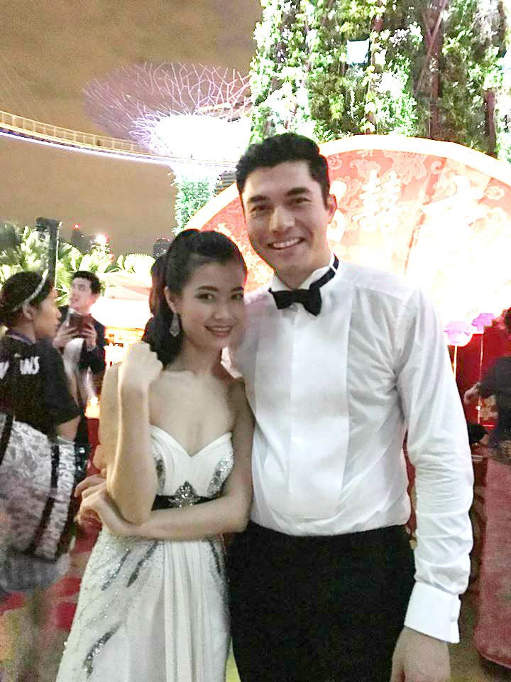 Trà My chụp ảnh cùng Henry Golding - nam diễn viên chính của phim "Crazy Rich Asians" (Ảnh: FBNV) Trà My chụp ảnh cùng Henry Golding - nam diễn viên chính của phim