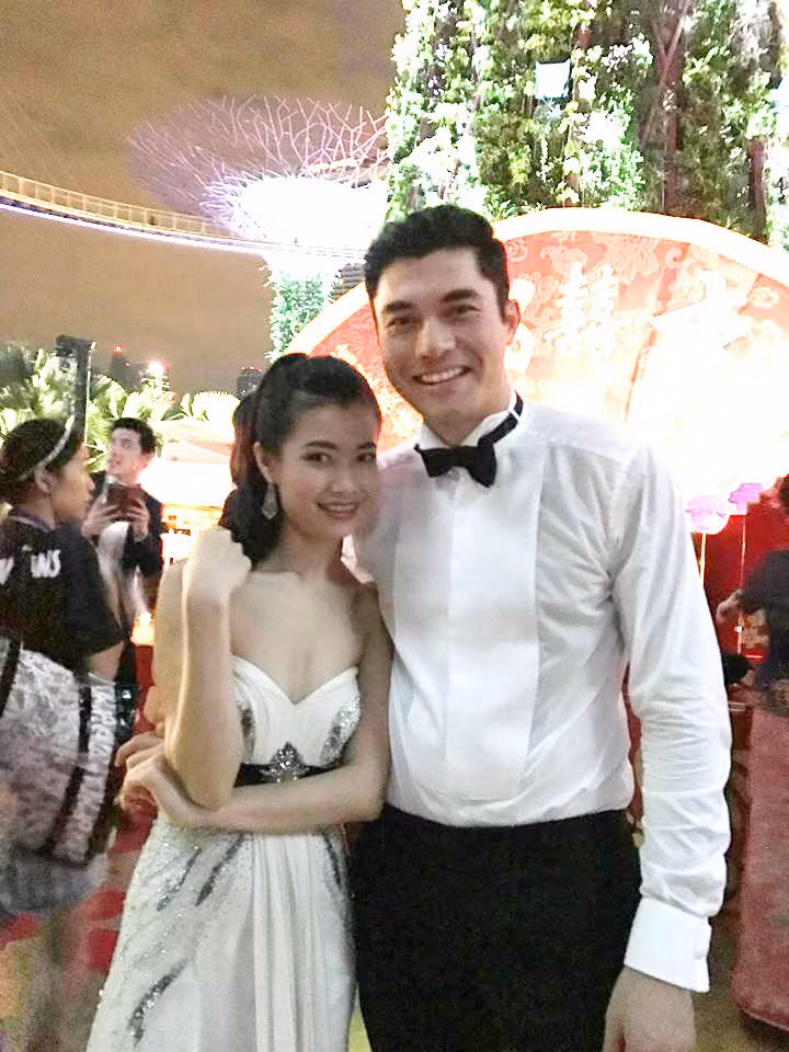 Trà My chụp ảnh cùng Henry Golding - nam diễn viên chính của phim 