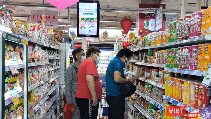 Từ ngày 16-3, bắt buộc phải đeo khẩu trang khi xuất hiện ở nơi công cộng (Ảnh: HB)