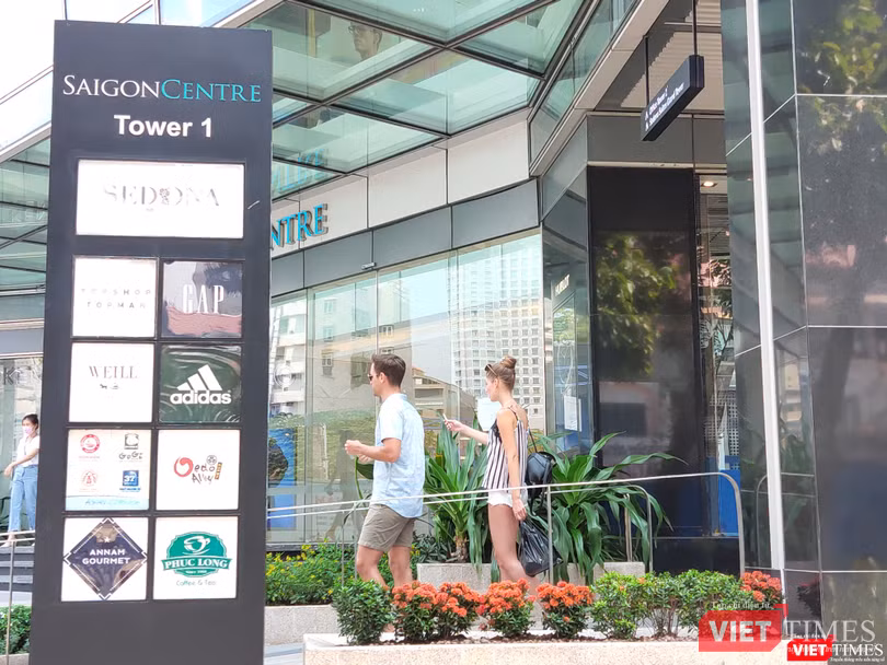 Đến Trung tâm Thương mại Saigon Centre vẫn còn những người nước ngoài chưa đeo khẩu trang (Ảnh: Hòa Bình) 