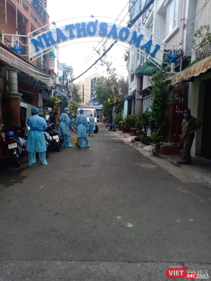 Phun khử trùng sát khuẩn khu vực cư trú của bệnh nhân