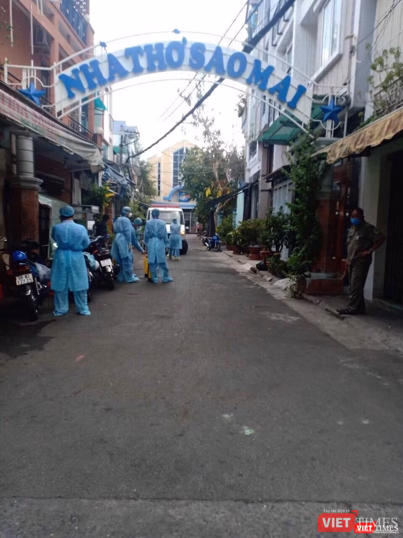 Phun khử trùng sát khuẩn khu vực cư trú của bệnh nhân