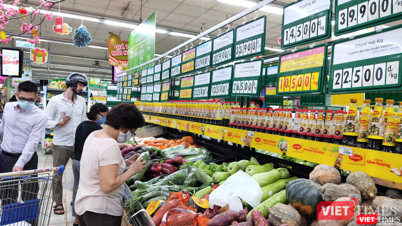 Người nước ngoài chưa chịu đeo khẩu trang khi đi siêu thị