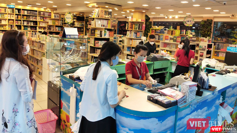 Người Việt đi mua sách, văn phòng phẩm đã tuân thủ rất tốt quy định bắt buộc phải đeo khẩu trang nơi công cộng. 
