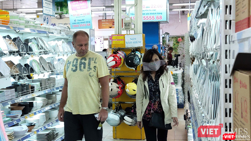 Khách Việt tuân thủ đeo khẩu trang nhưng người nước ngoài thì chưa