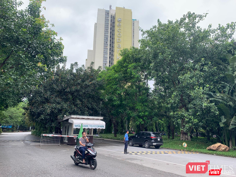 Không ít người dân thủ đô sống đang ở khu đô thị Ecopark và mang hộ khẩu Văn Giang, Hưng Yên. Một khu đất nối liền với dự án này, nhưng thuộc địa bàn Gia Lâm, sẽ mang đến hộ khẩu Hà Nội cho các cư dân. Không ít người dân thủ đô sống đang ở khu đô thị Ecopark và mang hộ khẩu Văn Giang, Hưng Yên. Một khu đất nối liền với dự án này, nhưng thuộc địa bàn Gia Lâm, sẽ mang đến hộ khẩu Hà Nội cho các cư dân.