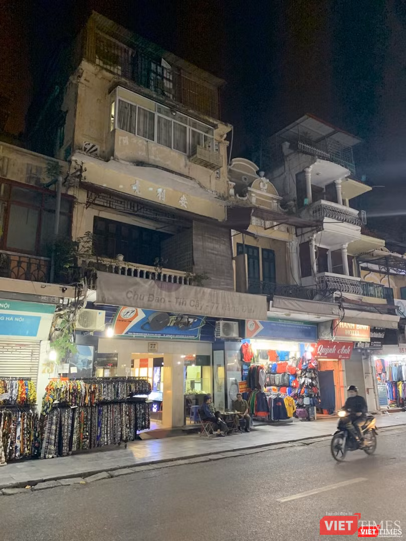 "Chu đáo - Tin cậy - 77 Hàng Đào" là câu slogan kinh điển làm nên thương hiệu của đại gia Lương Xuân Hà, người khởi nghiệp từ nghề sửa chữa và kinh doanh đồng hồ ở phố cổ Hà Nội. Công Ty TNHH Thương Mại Phụng Thiên - một cổ đông lớn của Ecopark hiện vẫn đăng ký trụ sở tại địa chỉ này.