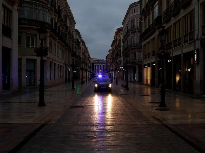 Xe của Cảnh sát Quốc gia Tây Ban Nha tuần tra trênđường Lario tạiMalaga, Tây Ban Nha, ngày 15/3. Ảnh: Reuters