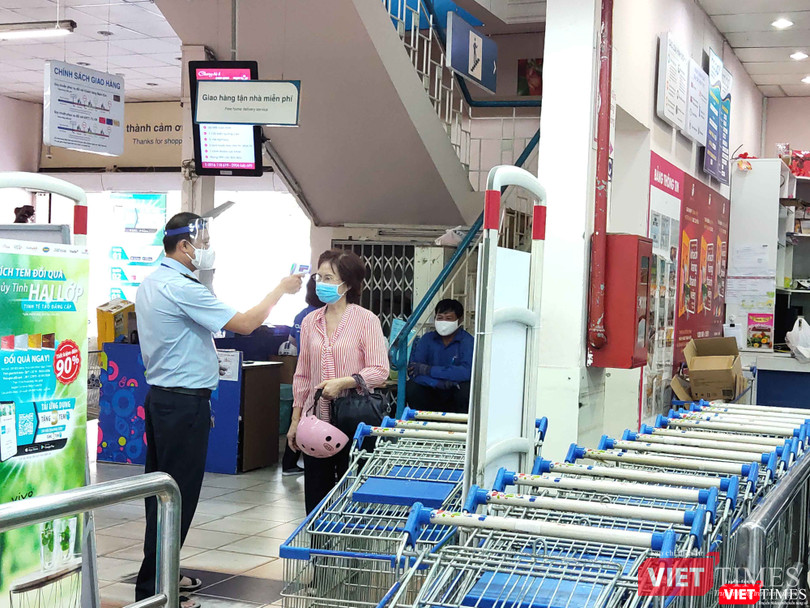 Không được tháo khẩu trang trong suốt quá trình mua sắm 