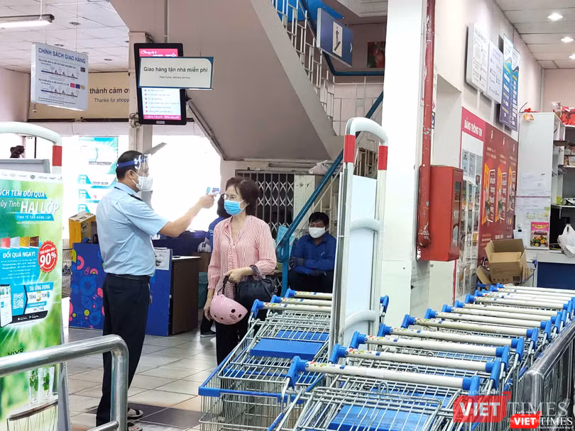 Không được tháo khẩu trang trong suốt quá trình mua sắm 