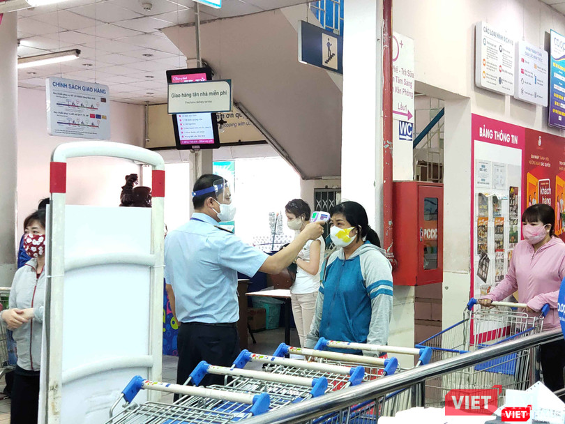 Người dân đi siêu thị đều phải đeo khẩu trang và đo thân nhiệt