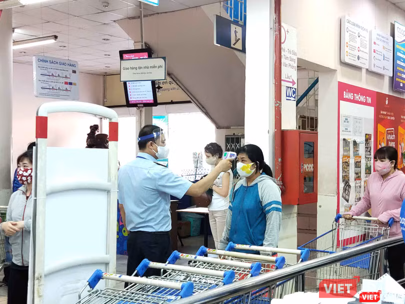 Người dân đi siêu thị đều phải đeo khẩu trang và đo thân nhiệt