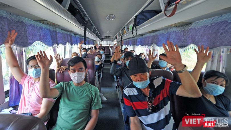 Người nhập cảnh tạm biệt khu cách ly tập trung, trở về nhà (Ảnh: ĐHQG TP.HCM) Người nhập cảnh tạm biệt khu cách ly tập trung, trở về nhà (Ảnh: ĐHQG TP.HCM)