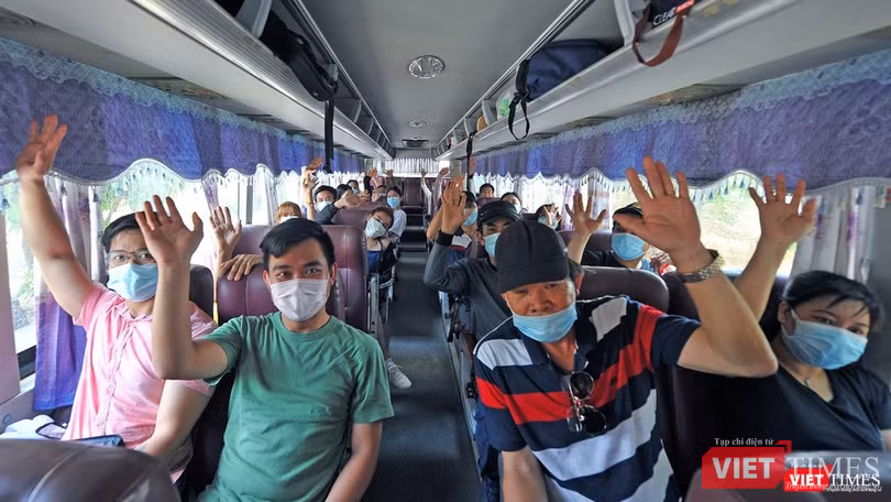 Người nhập cảnh tạm biệt khu cách ly tập trung, trở về nhà (Ảnh: ĐHQG TP.HCM) Người nhập cảnh tạm biệt khu cách ly tập trung, trở về nhà (Ảnh: ĐHQG TP.HCM)