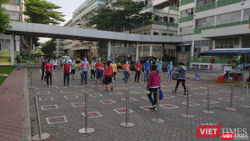 Công nhân xếp hàng theo khoảng cách khi vào xưởng Công nhân xếp hàng theo khoảng cách khi vào xưởng