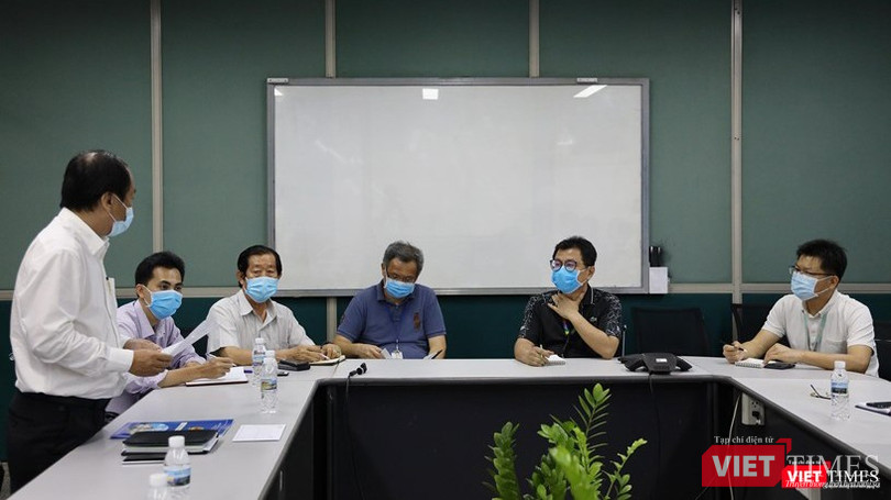 Sở Y tế đọc quyết định tạm đình chỉ sản xuất của Công ty TNHH PouYuen Việt Nam (Ảnh: Đình Nguyên) Sở Y tế đọc quyết định tạm đình chỉ sản xuất của Công ty TNHH PouYuen Việt Nam (Ảnh: Đình Nguyên)