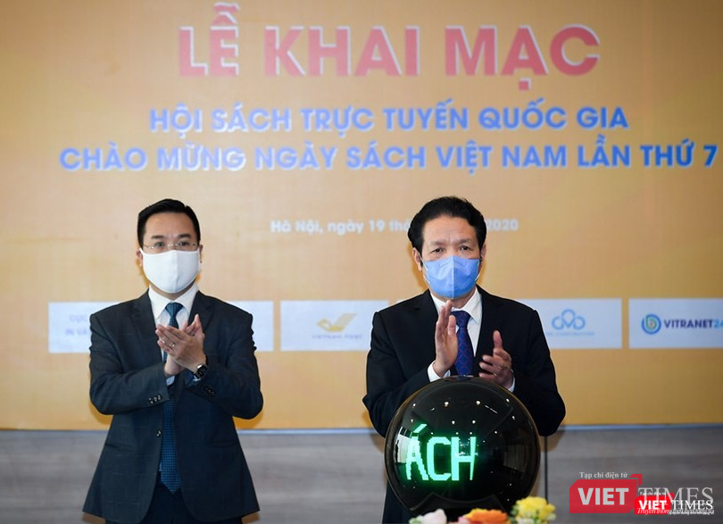 Thứ trưởng Hoàng Vĩnh Bảo nhấn nút khai mạc hội sách trực tuyến đầu tiên của Việt Nam (Ảnh: TTBC) Thứ trưởng Hoàng Vĩnh Bảo nhấn nút khai mạc hội sách trực tuyến đầu tiên của Việt Nam