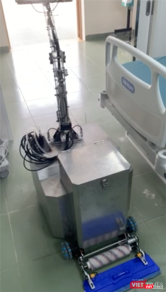 Trước khi ra khỏi phòng, Robot biết tự phun thuốc để khử khuẩn cho chính mình (SYT) Trước khi ra khỏi phòng, Robot biết tự phun thuốc để khử khuẩn cho chính mình