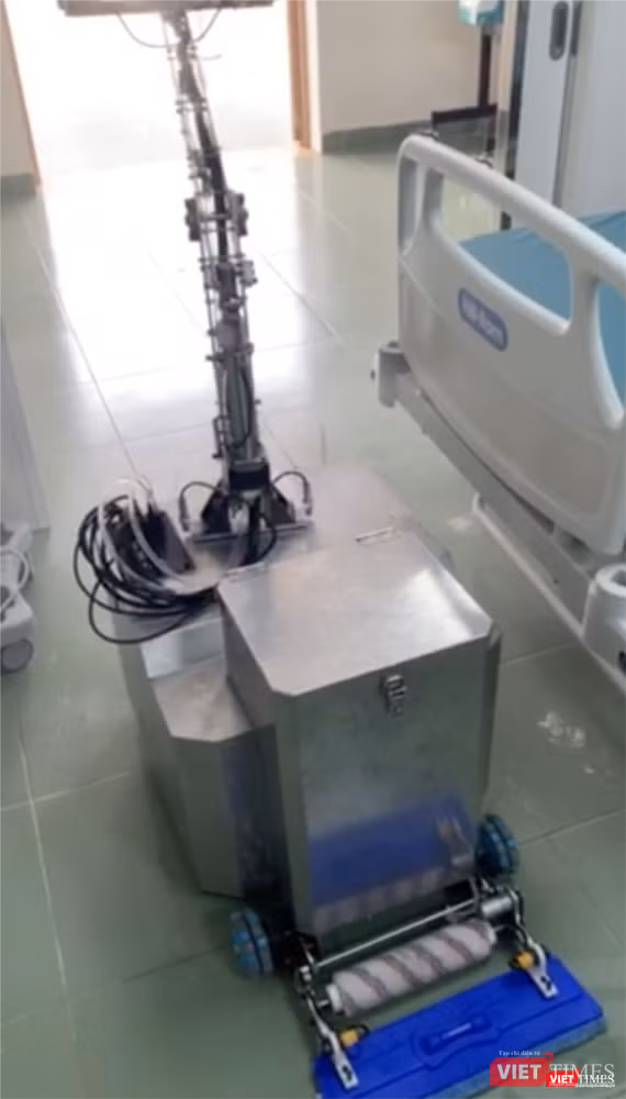 Trước khi ra khỏi phòng, Robot biết tự phun thuốc để khử khuẩn cho chính mình (SYT) Trước khi ra khỏi phòng, Robot biết tự phun thuốc để khử khuẩn cho chính mình