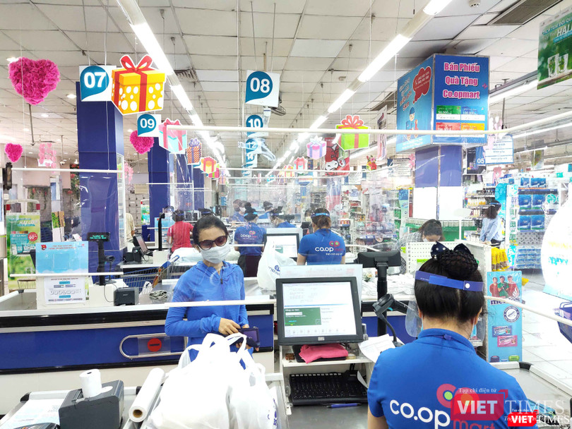 Nhân viên bán hàng được mang trang phục bảo hộ 