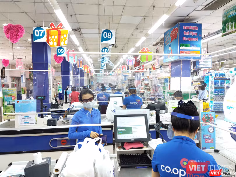 Nhân viên bán hàng được mang trang phục bảo hộ 