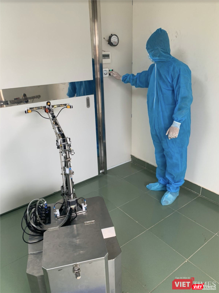 Robot chờ mở cửa buồng cách ly áp lực âm để vào làm công tác khử khuẩn buồng Robot chờ mở cửa buồng cách ly áp lực âm để vào làm công tác khử khuẩn buồng