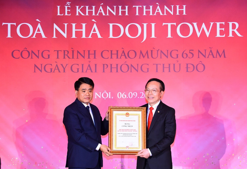 Chủ tịch UBND Hà Nội Nguyễn Đức Chung trao chứng nhận Tòa nhà DOJI Tower là công trình tiêu biểu Chào mừng 65 năm Ngày Giải phóng Thủ đô cho ông chủ Tập đoàn Doji Đỗ Minh Phú.
