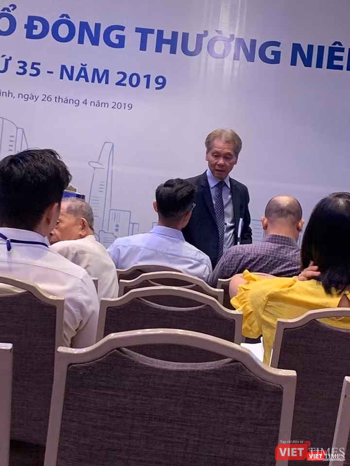 Chủ tịch Eximbank Lê Minh Quốc - người sẽ giữ vai chủ tọa đại hội - có mặt từ khá sớm.