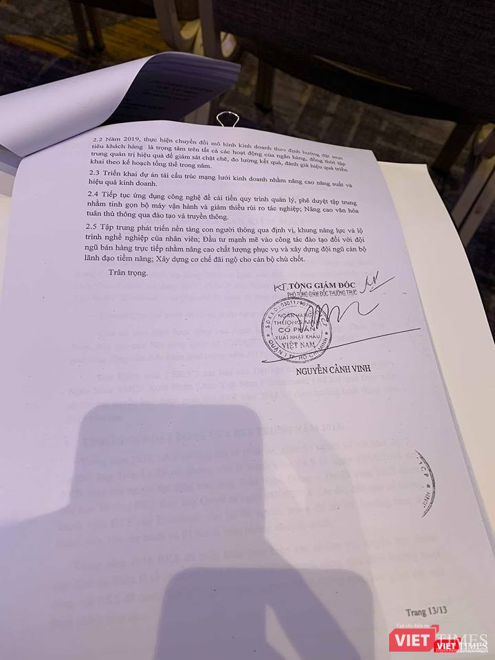 Cuối cùng cũng đã có người ký Báo cáo của Ban điều hành về hoạt động kinh doanh năm 2018 và kế hoạch năm 2019 của Eximbank trước khi bản cứng này được gửi tới các cổ đông. Đó là P.TGĐ Nguyễn Cảnh Vinh. Ông Vinh ký thay cho TGĐ - vị trí bị bỏ trống từ ngày 5/4/2019, sau khi Tổng Giám đốc Lê Văn Quyết hết hợp đồng nhưng không được gia hạn. Thực tế, cách đây ít tuần, khi Eximbank công bố tài liệu ĐHĐCĐ thường niên năm 2019, thị trường và dư luận đã đặt nhiều dấu hỏi về bản báo cáo "không có người ký"...