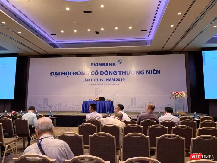 Phòng họp khá rộng và đẹp tại một khách sạn hạng sang nhưng lại chỉ có lác đác cổ đông tham dự. Phòng họp khá rộng và đẹp tại một khách sạn hạng sang nhưng lại chỉ có lác đác cổ đông tham dự.