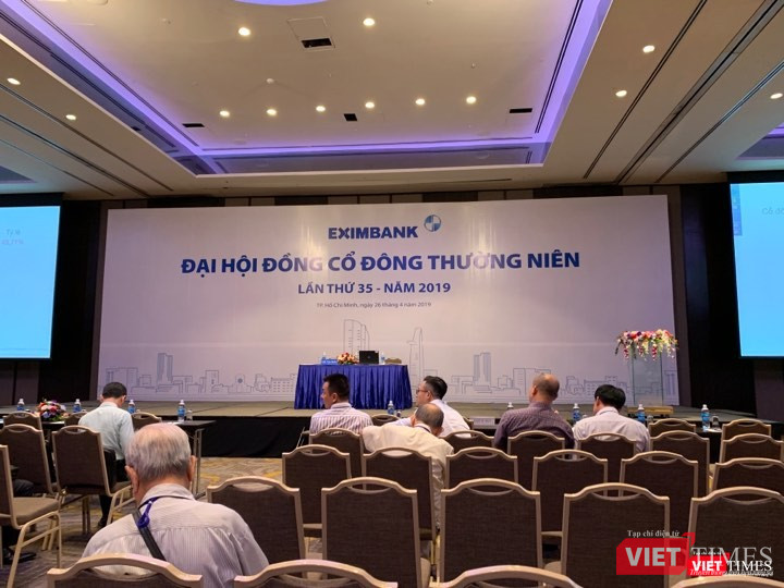 Phòng họp khá rộng và đẹp tại một khách sạn hạng sang nhưng lại chỉ có lác đác cổ đông tham dự.