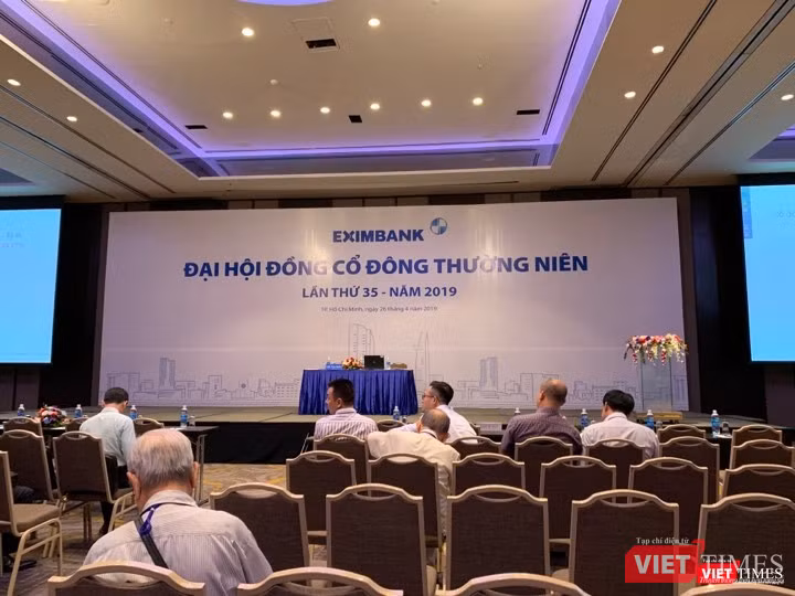 Phòng họp khá rộng và đẹp tại một khách sạn hạng sang nhưng lại chỉ có lác đác cổ đông tham dự.