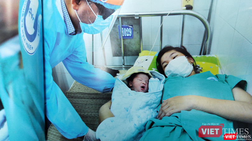 Đón em bé ra đời trong khu cách ly ở Quảng Nam