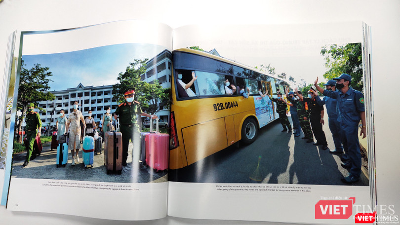 Cán bộ chiến sĩ Trường Trung cấp Cảnh sát nhân dân 5 (Quảng Nam) tạm biệt đồng bào hoàn thành cách ly (Ảnh trích từ cuốn sách)