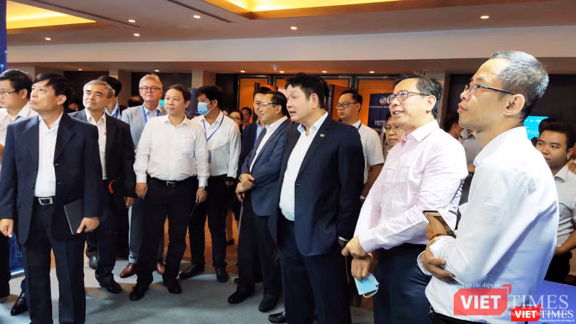 Các đại biểu thăm gian hàng triển lãm CNTT tại Hội thảo (Ảnh: Hòa Bình)