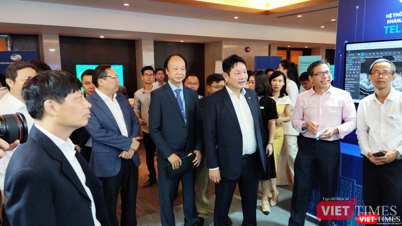 Ông Trương Gia Bình, thành viên UB Quốc gia về Chính phủ điện tử, Chủ tịch HĐQT Tập đoàn FPT, ông Nguyễn Đình Thắng, Phó Chủ tịch Hội Truyền thông số VN cùng khách mời thăm các gian hàng (Ảnh: Hòa Bình)
