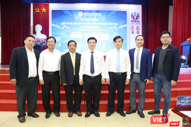 Thạc sĩ Vũ Tuấn Anh (ngoài cùng bên trái) trong lễ phát động cuộc thi khởi nghiệp năm 2020 của Bộ Giáo dục (Ảnh: T.B) Thạc sĩ Vũ Tuấn Anh (ngoài cùng bên trái) trong lễ phát động cuộc thi khởi nghiệp năm 2020 của Bộ Giáo dục (Ảnh: T.B)